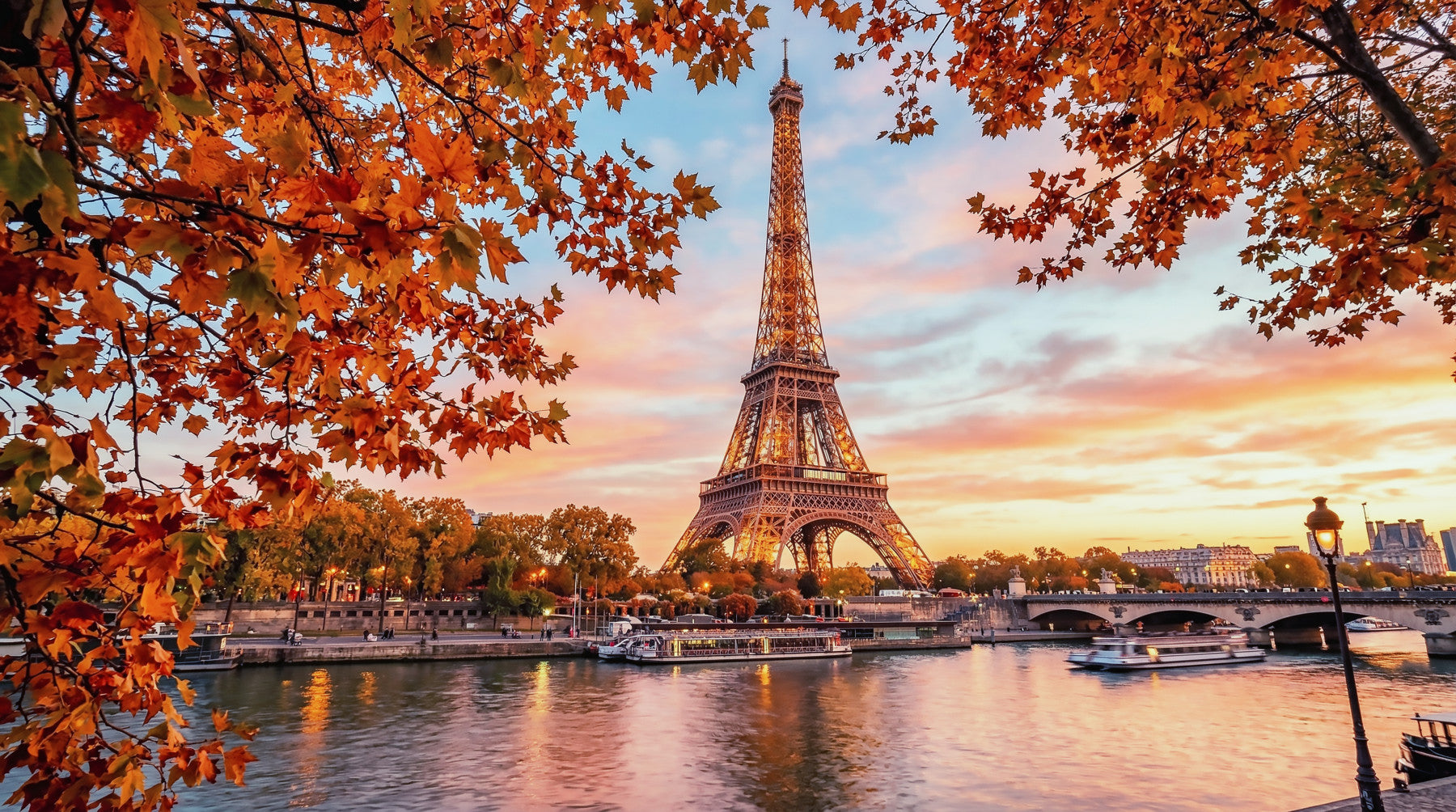 Fresque murale Eiffel aux lueurs automnales