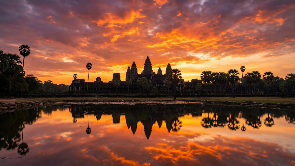 Sacred Glow Reflection -seinämaalaus in your room