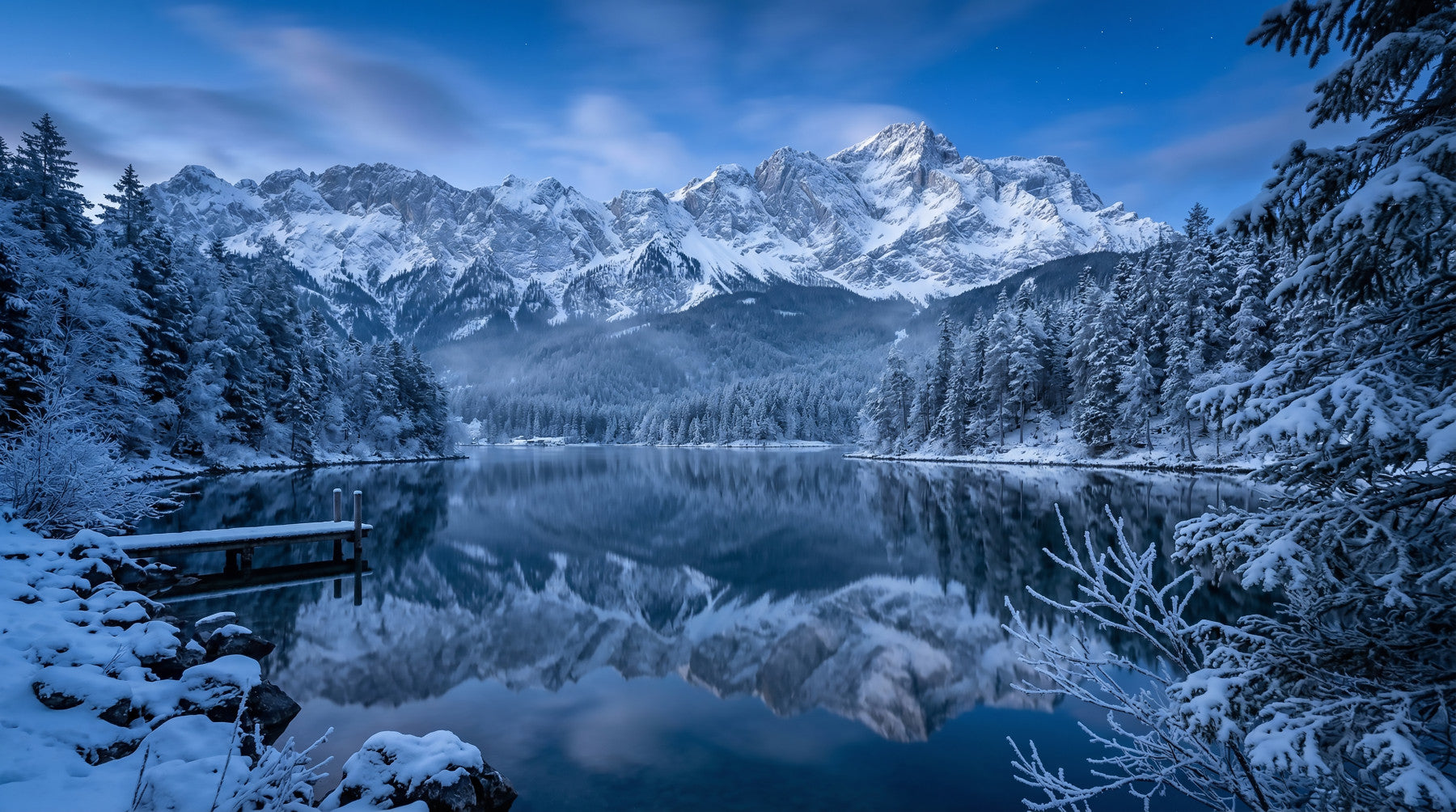 Papier peint panoramique Réflexion hivernale alpine