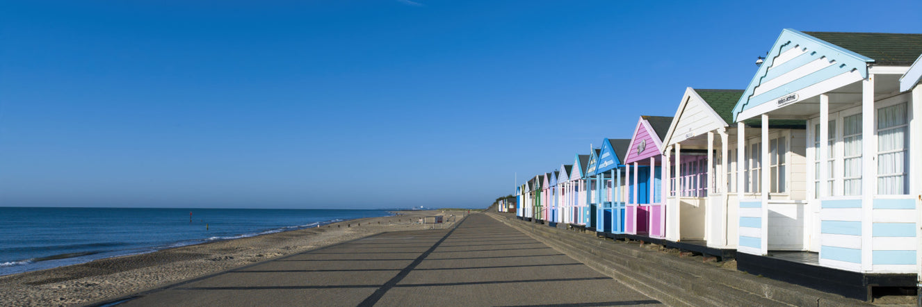 Papier peint panoramique Sérénité de cabane de plage colorée