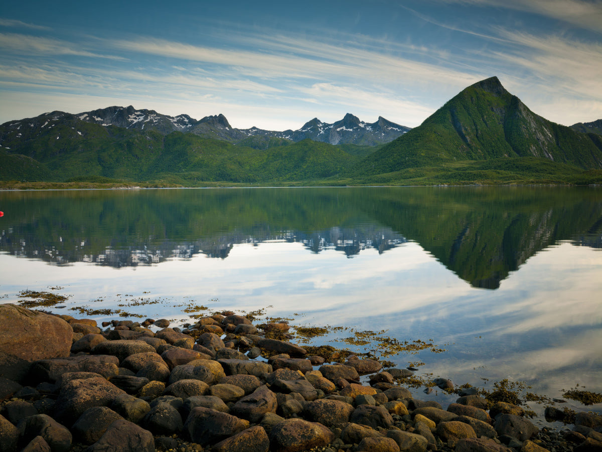 Emerald Peaks, Mirror Waters Wandbild in your room — zoomed
