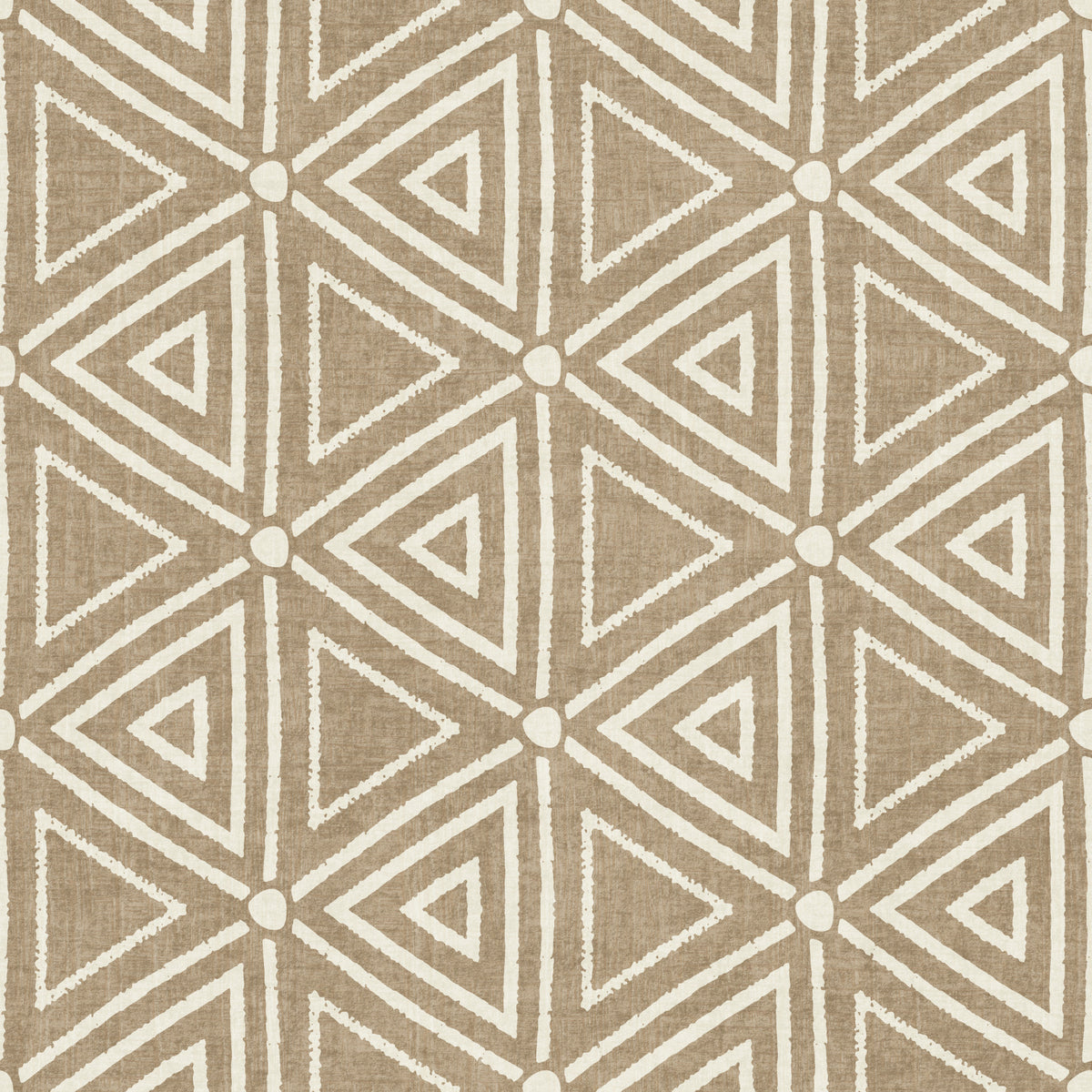 Carta da parati geometrica a triangoli boho in mudcloth testurizzato sabbia beige in your room