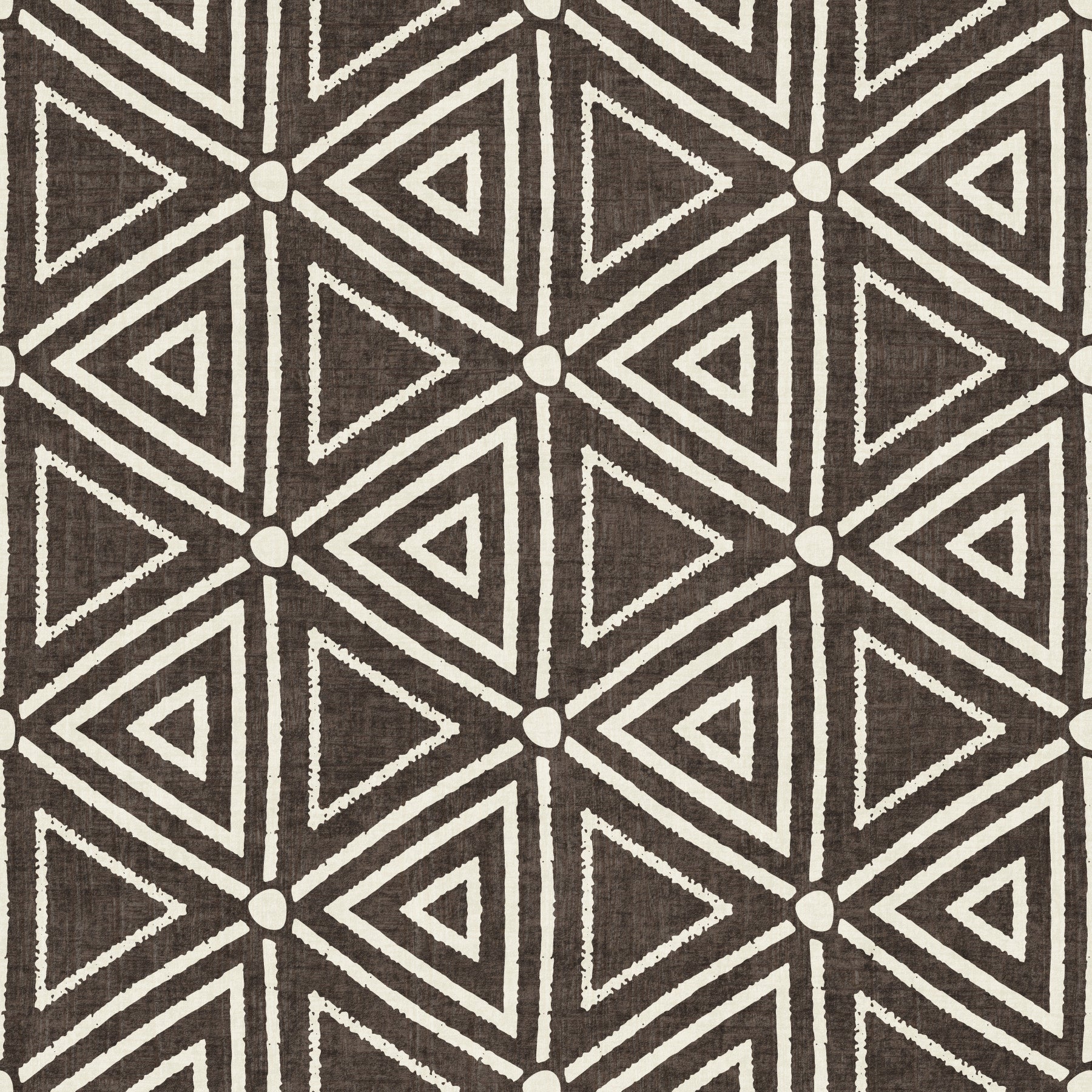 Carta da parati geometrica a triangoli boho in mudcloth testurizzato, marrone scuro umber