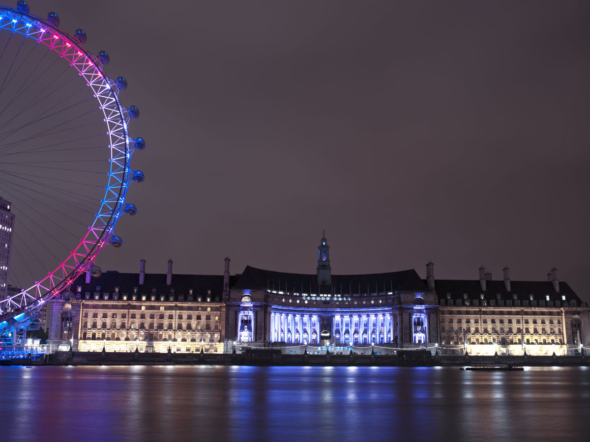 London Night Glow: Uferpromenade Spiegelungen Wandbild in your room — zoomed