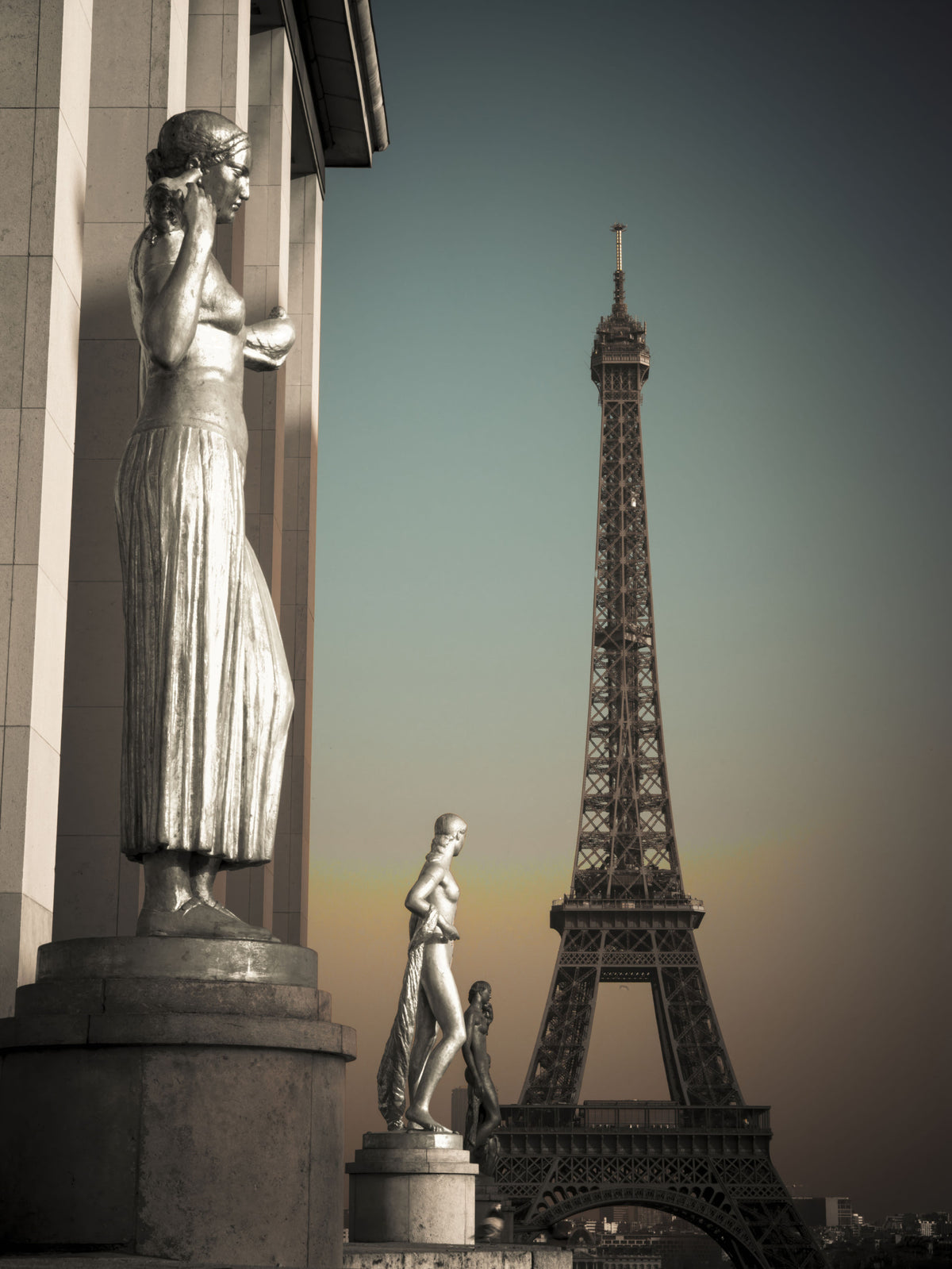 Pariser Pracht: Wandbild mit Statuen & Eiffelturm in your room