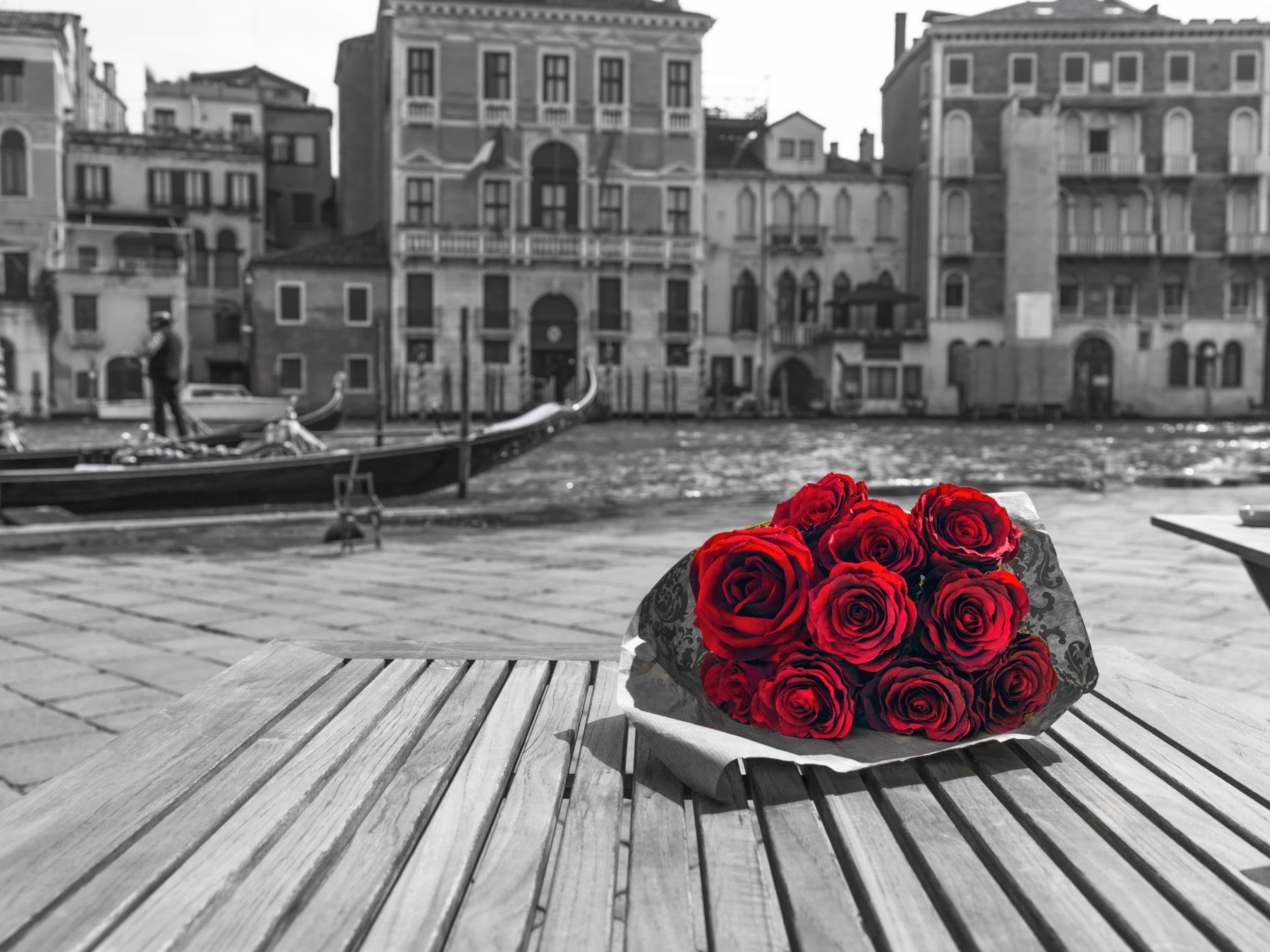 Papel de Parede Mural Rosas Vermelhas, Veneza Cinzenta