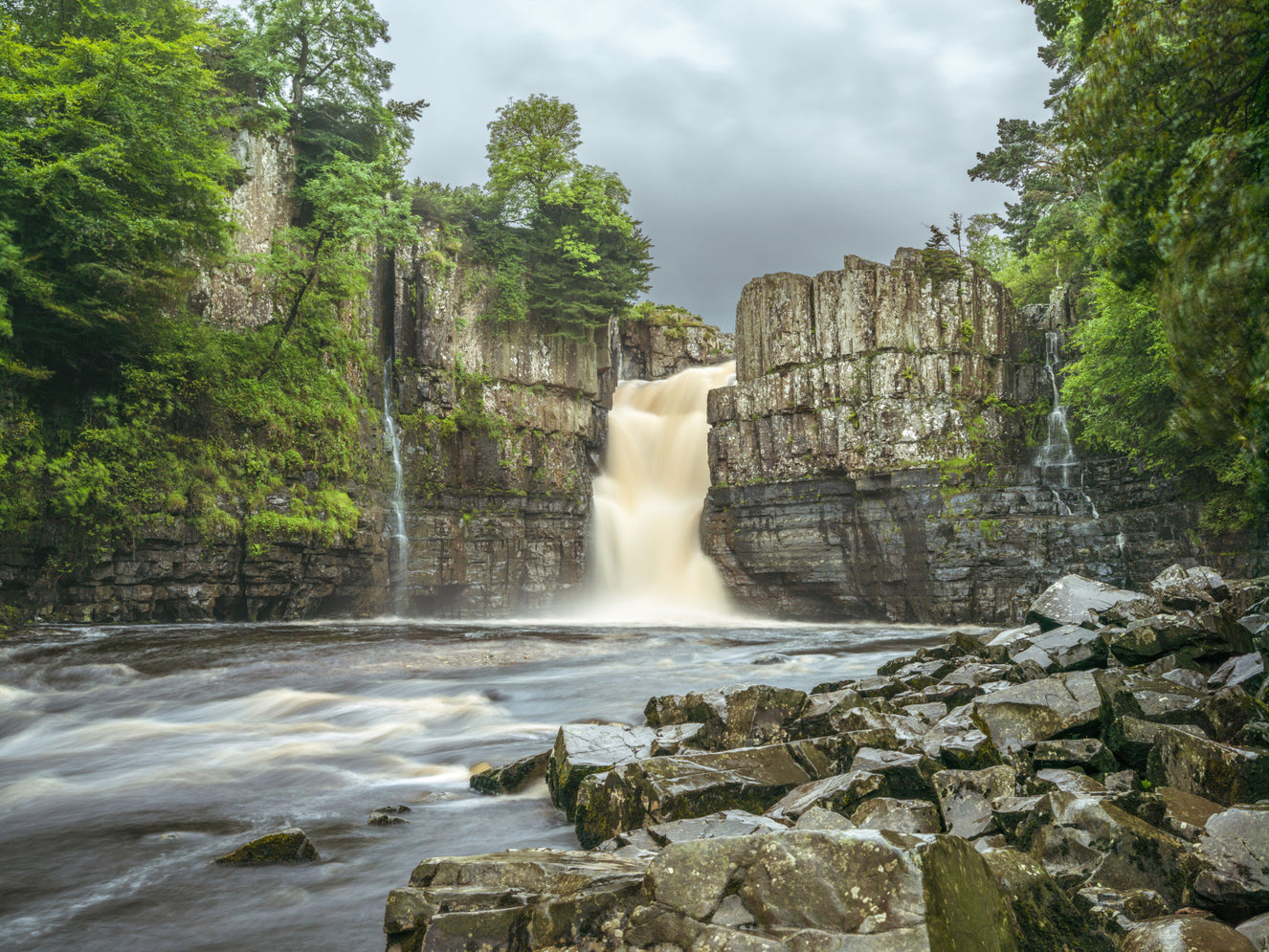 Emerald Falls -seesteinen seinämaalaus