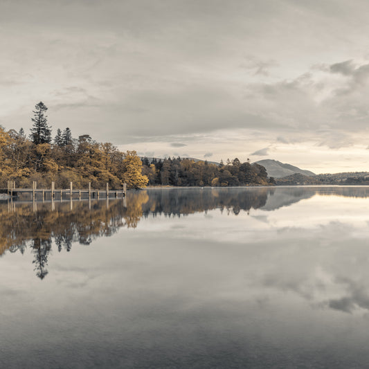 Goldene Seenlandschaft Ruhe Wandbild