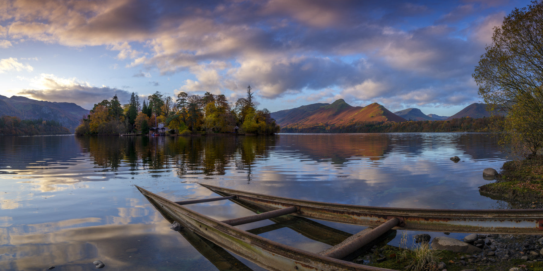 Reflets du Lac : Fresque Murale Éclat d'Automne