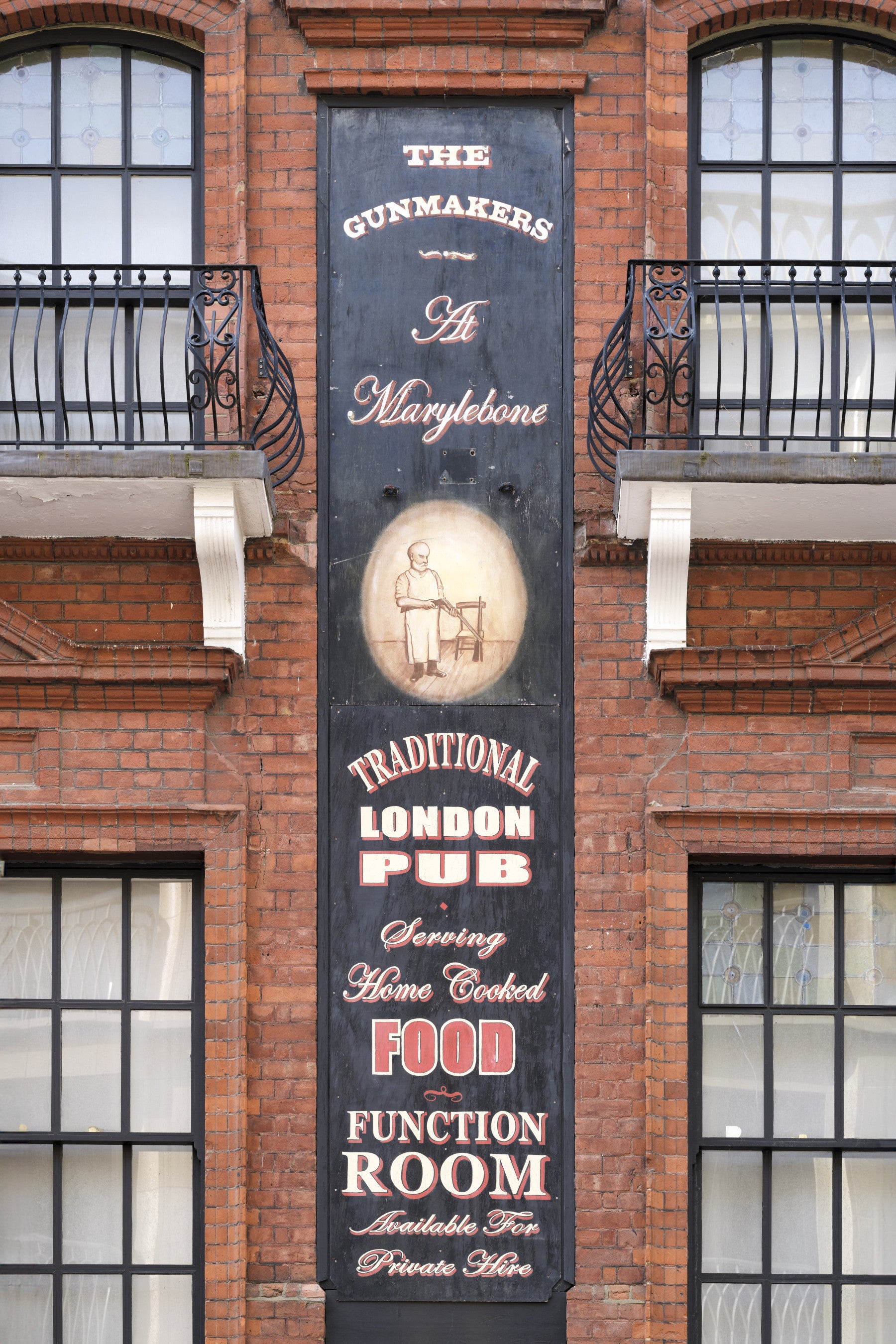 Fresque murale façade de pub Marylebone Gunmakers in your room — zoomed