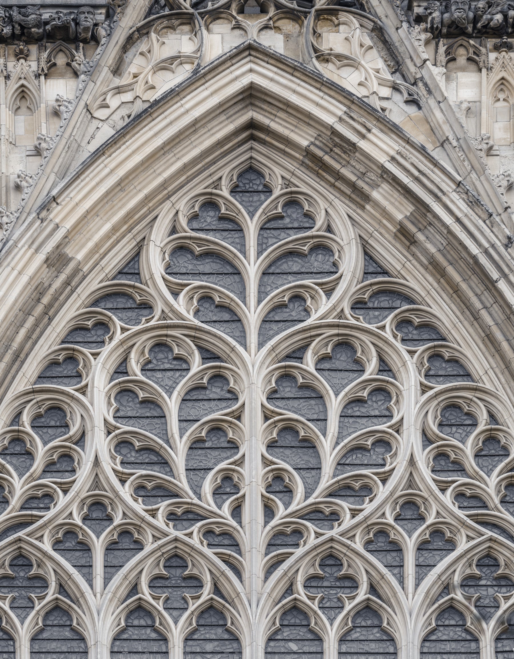 Gotische Pracht Fenster-Wandbild in your room — zoomed