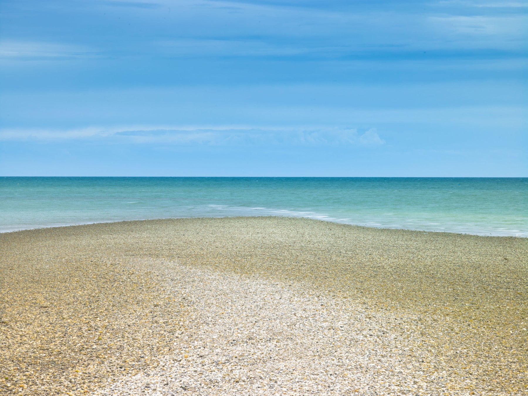 Papier peint panoramique Rivage de galets aux eaux turquoise