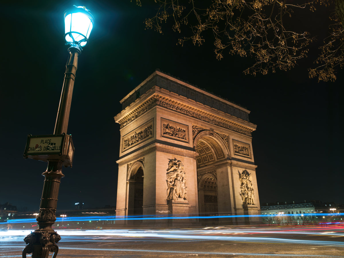 Papier peint panoramique Nuit parisienne à l’Arc de Triomphe in your room — zoomed