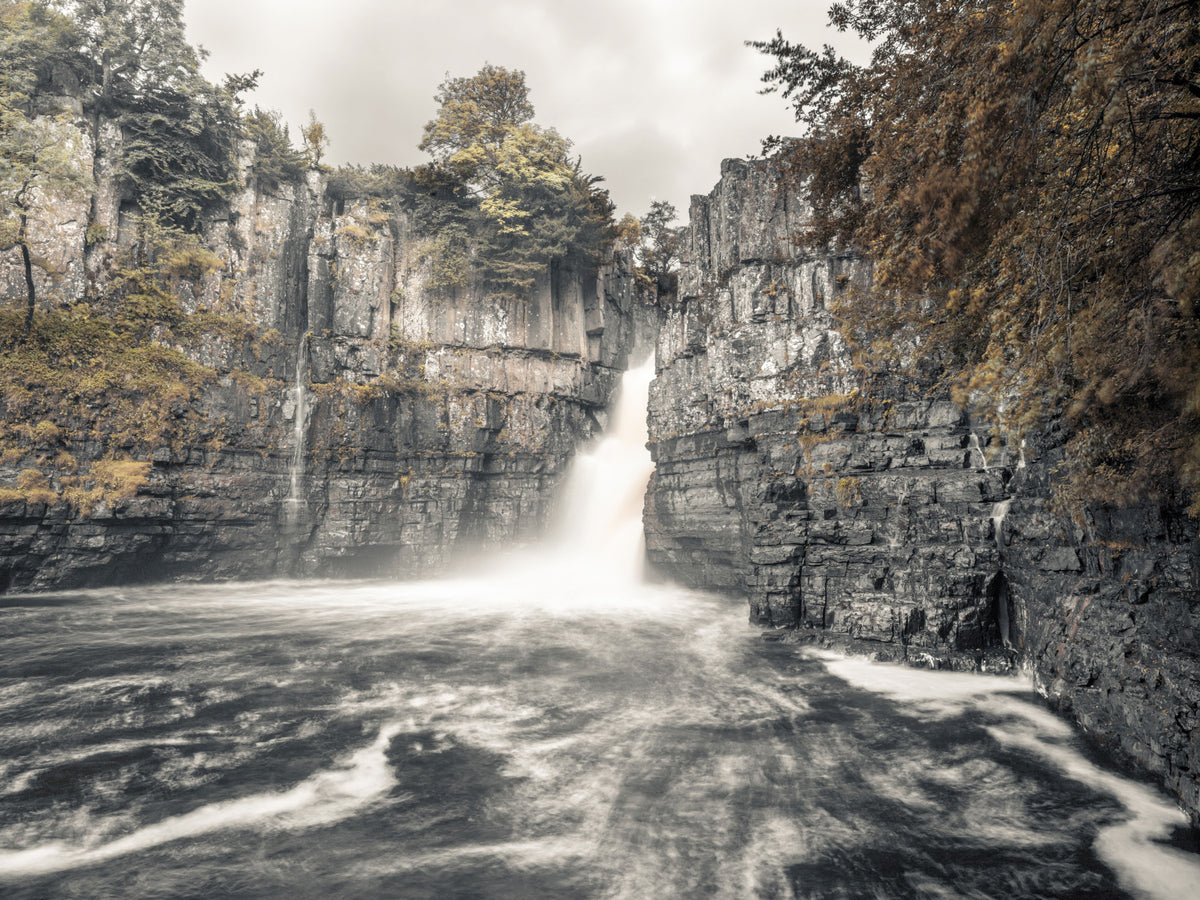 Misty Falls en Rocky Cliffside muurschildering in your room — zoomed