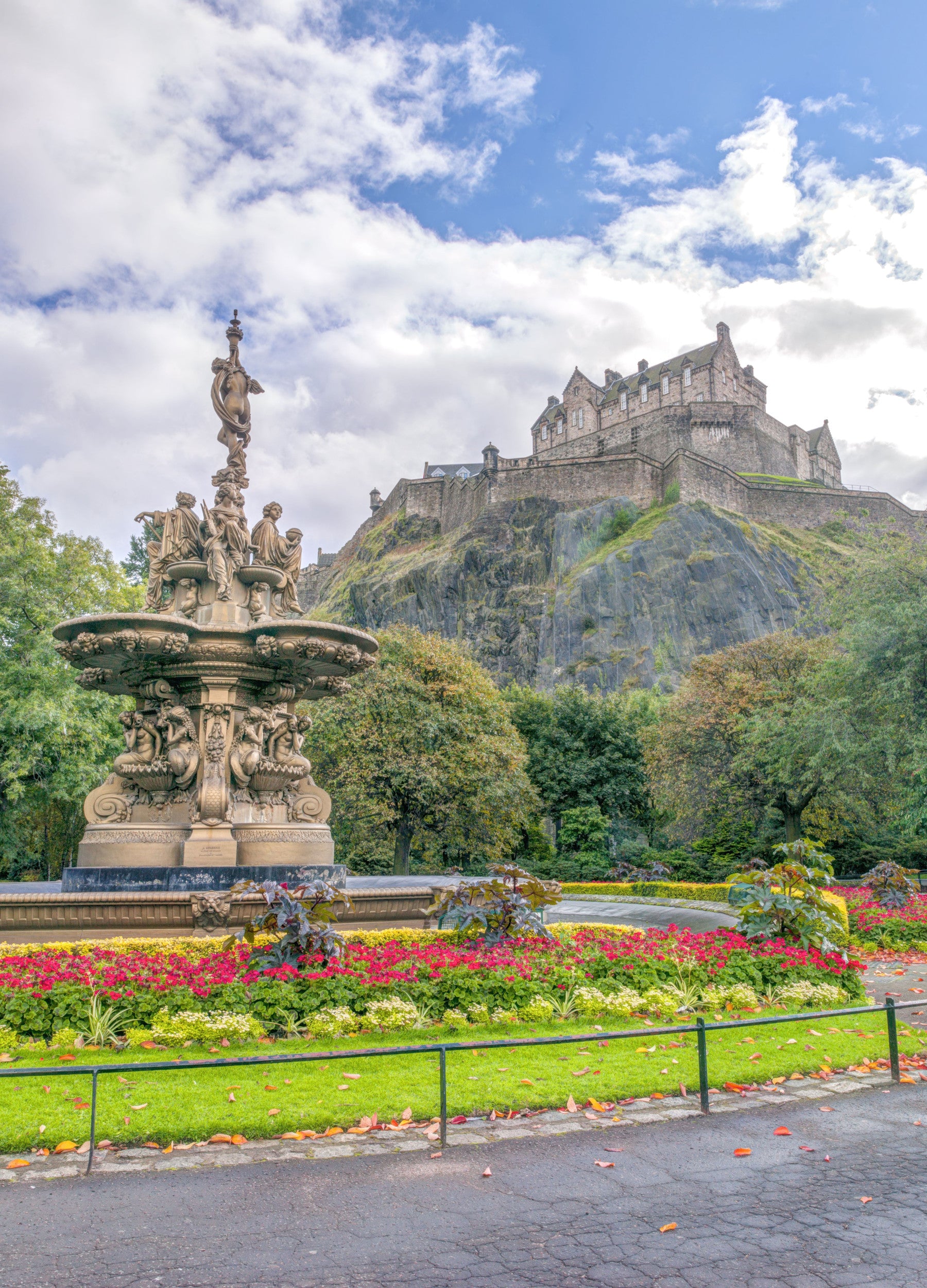 Fototapet mural cu Castelul Majestic din Edinburgh și Grădina Fântânii Ross