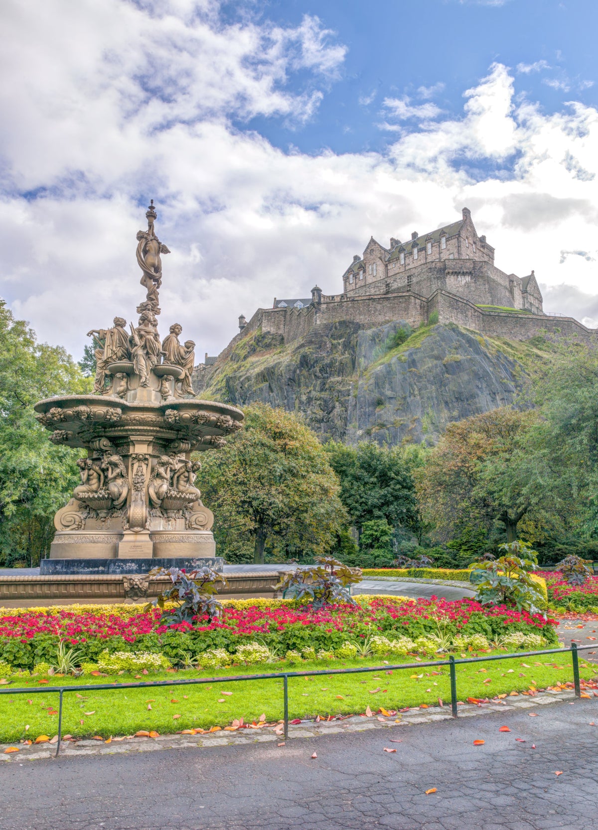 Majestätisches Edinburgh Castle und Ross Fountain Garten-Wandbild in your room — zoomed