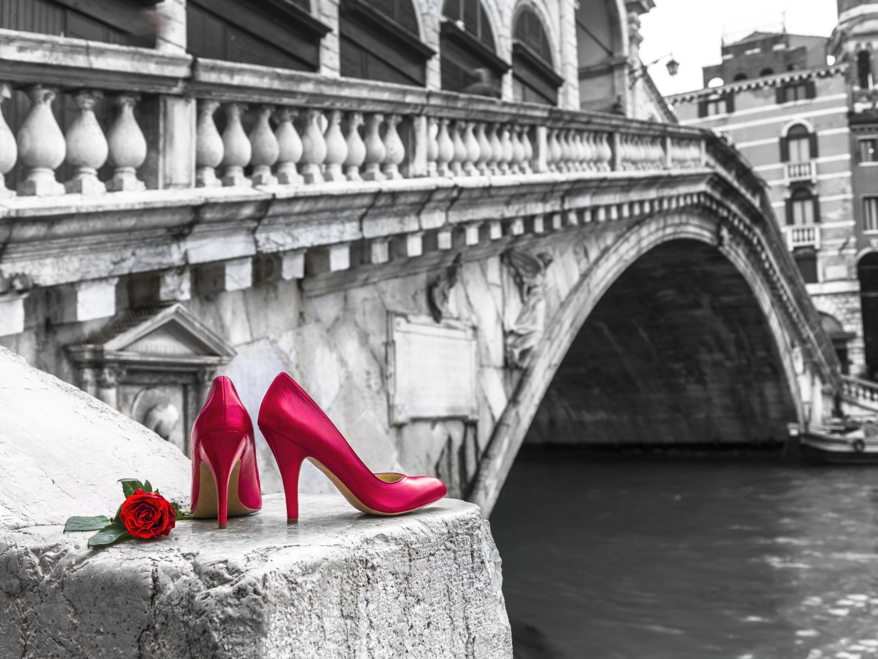 Murale murale Talons rouges et rose sur le pont du Rialto