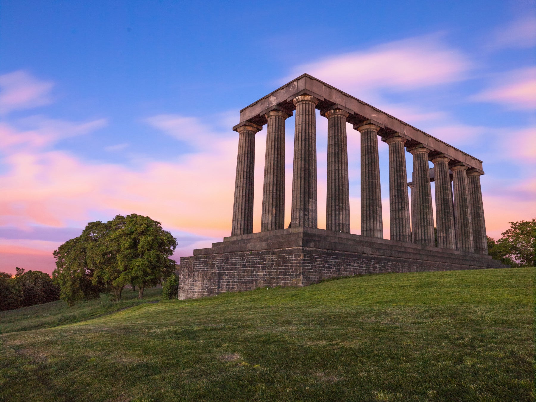 Papier peint panoramique Colonnade au coucher du soleil sur Calton Hill
