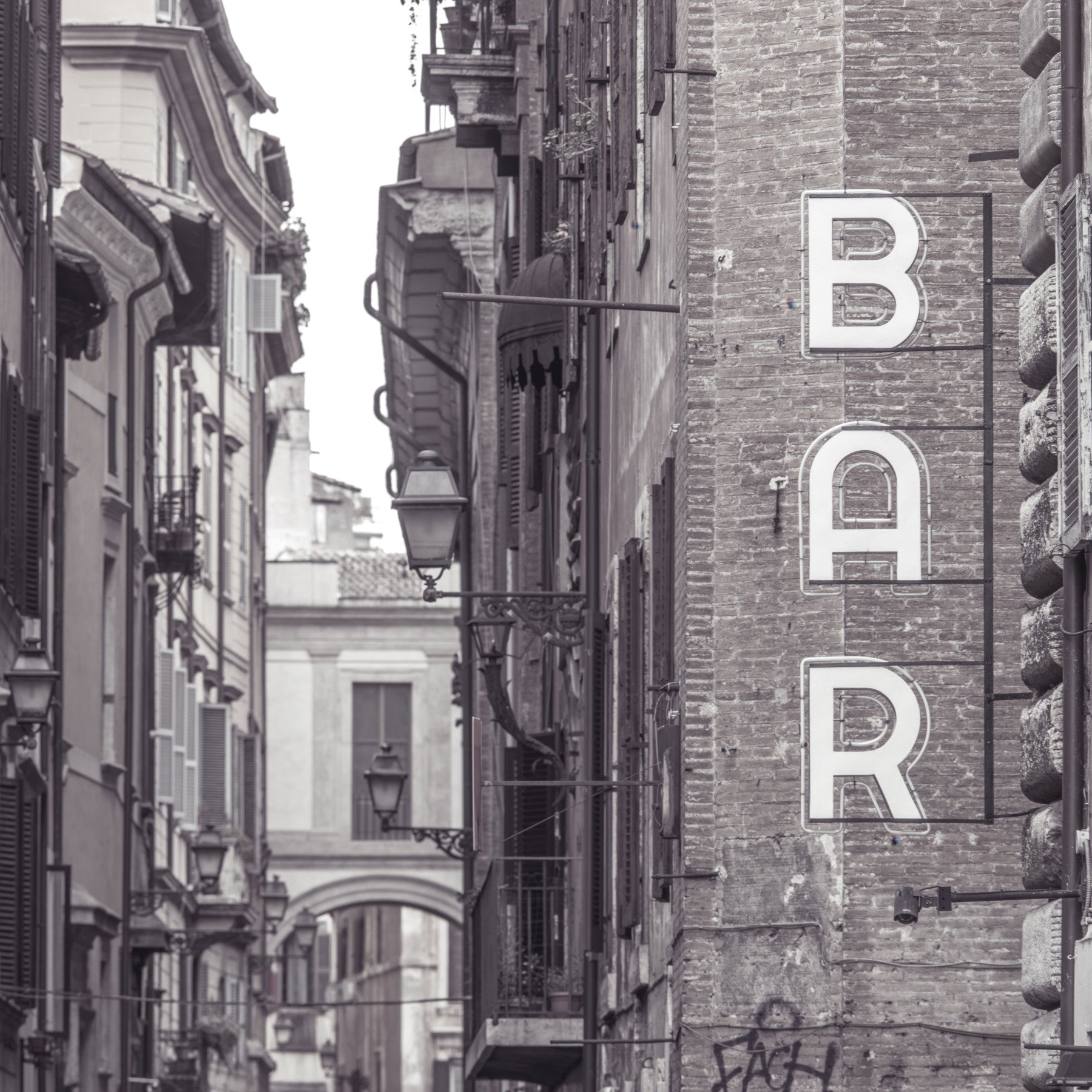 Vintage-Neon-Schild an einer zugemauerten Straße in Rom – Wandbild
