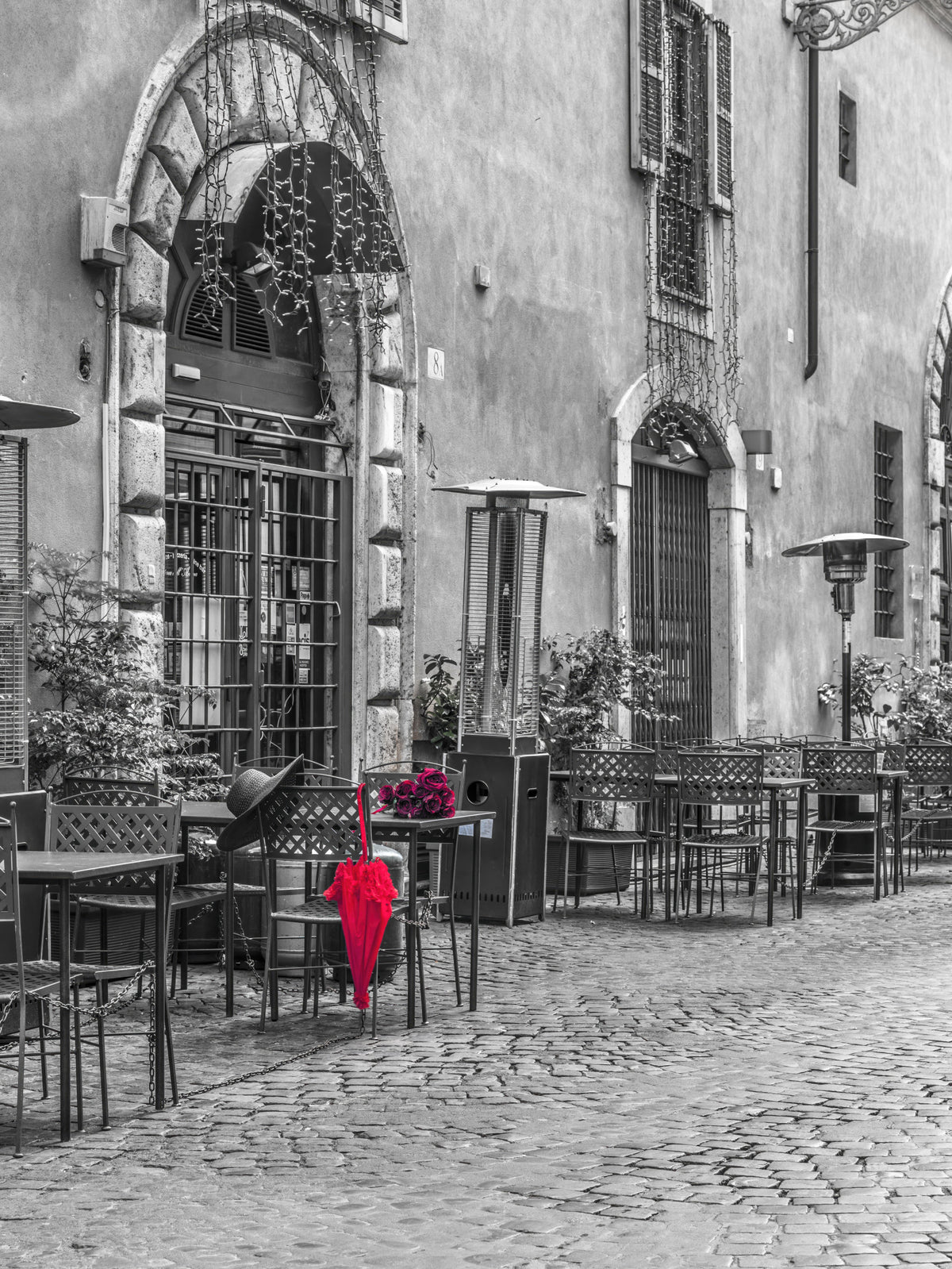 Rote Regenschirm an ruhiger italienischer Straße Wandbild