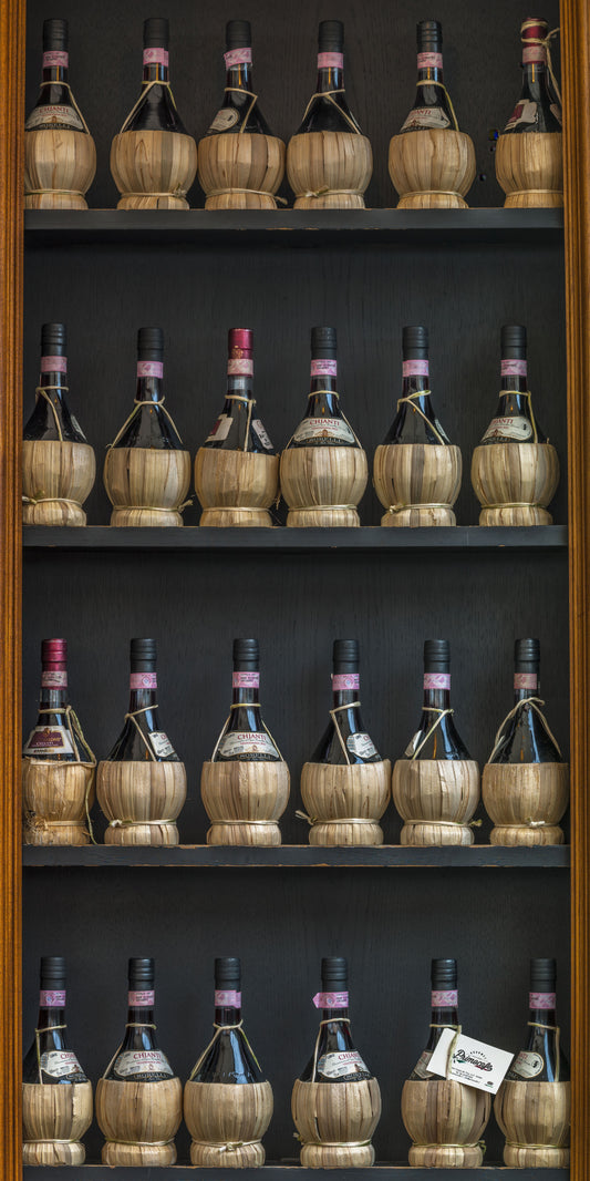 Wandbild mit toskanischen Chianti-Flaschen in Stroh-Fiaschi