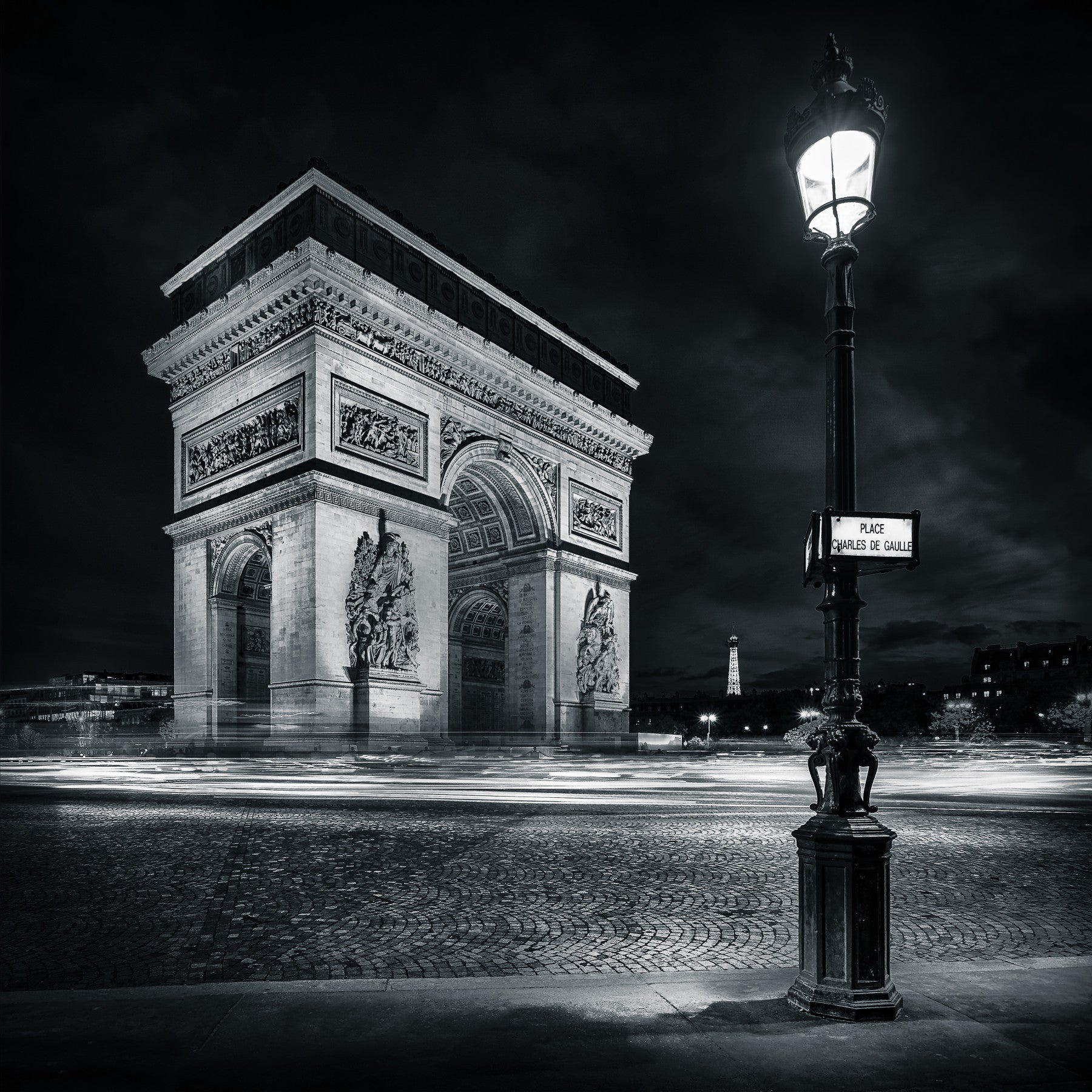 Fototapet cu arcade și urme de lumină în Parisul de la miezul nopții