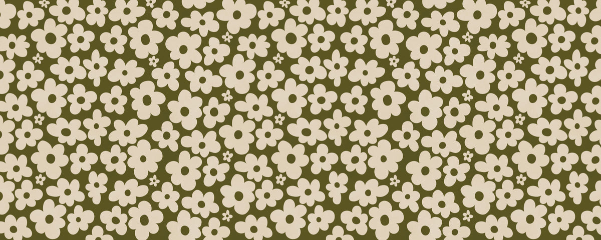 Papier peint panoramique Prairie de Marguerites rétro en sauge et crème in your room
