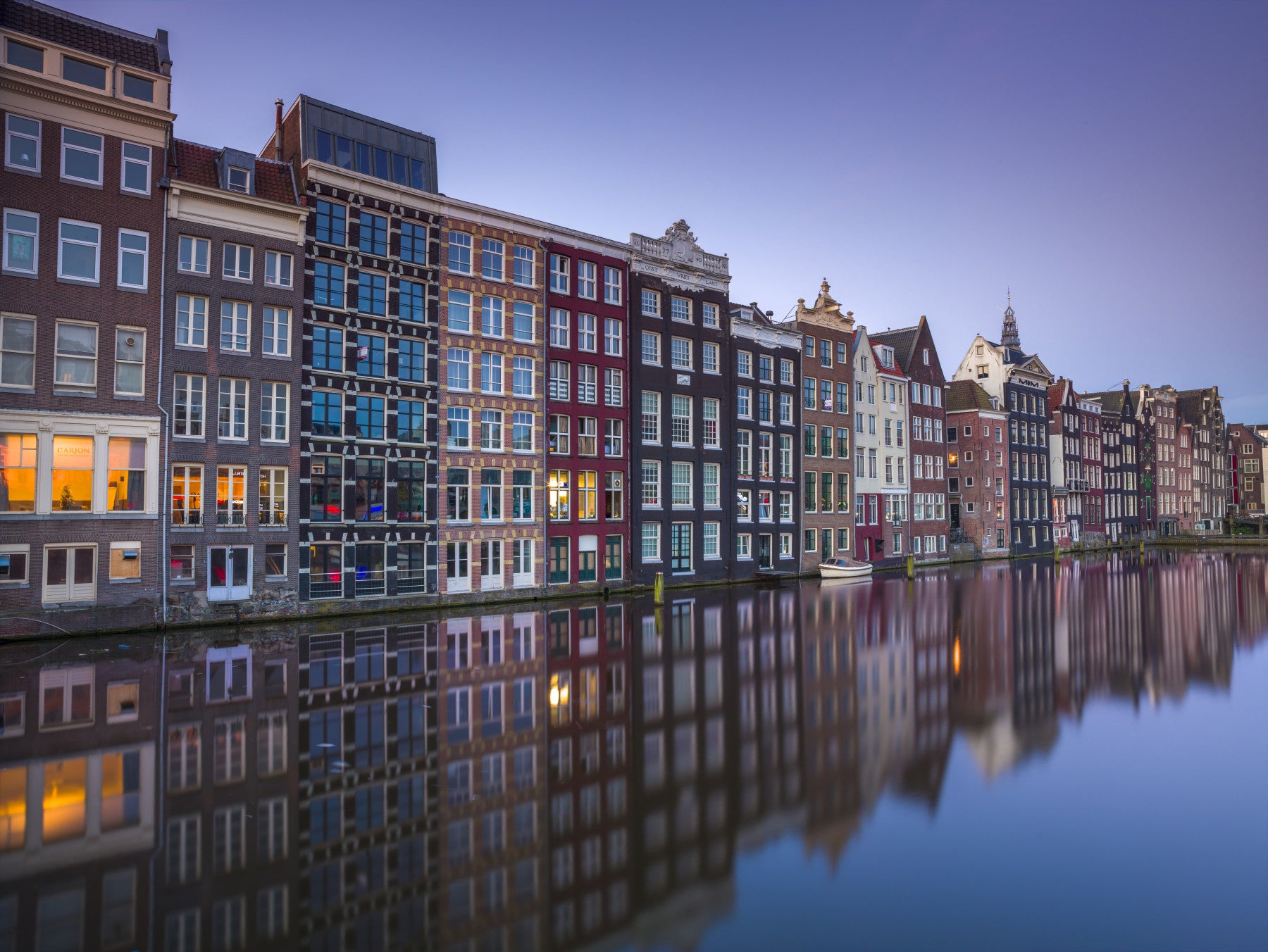 Fototapet arhitectură la amurg pe canalul din Amsterdam