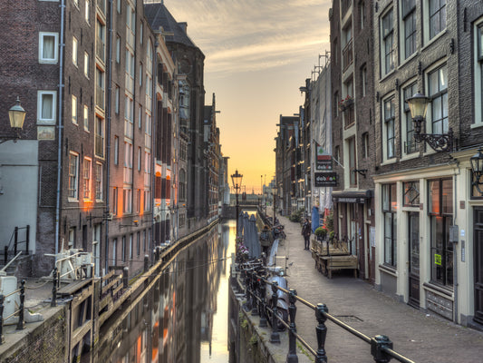 Papier peint panoramique scène du canal d'Amsterdam à l'heure dorée
