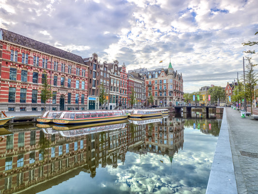 Amsterdamin kanavan heijastukset -seinämaalaus