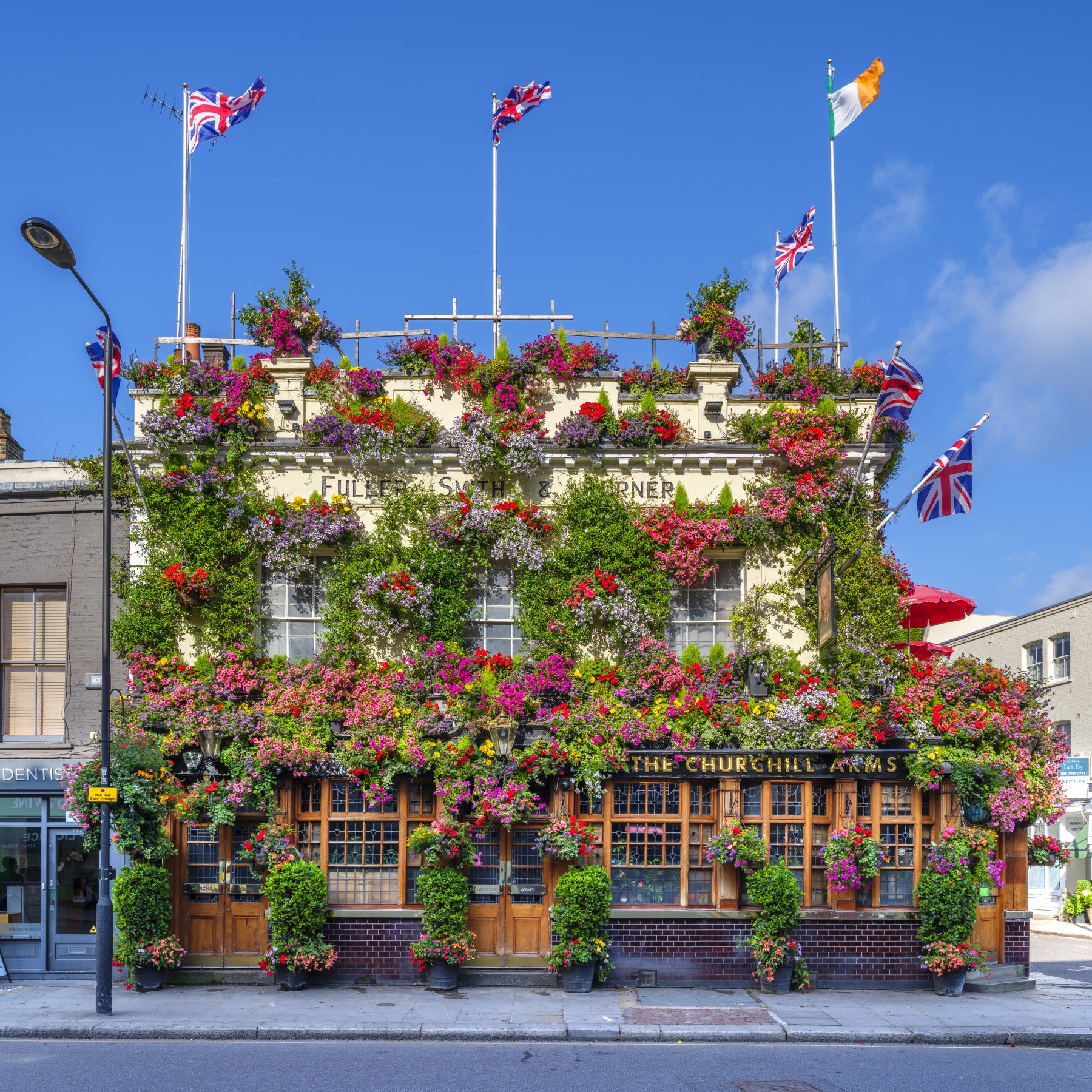 London blomsterpub udvendig vægmaleri