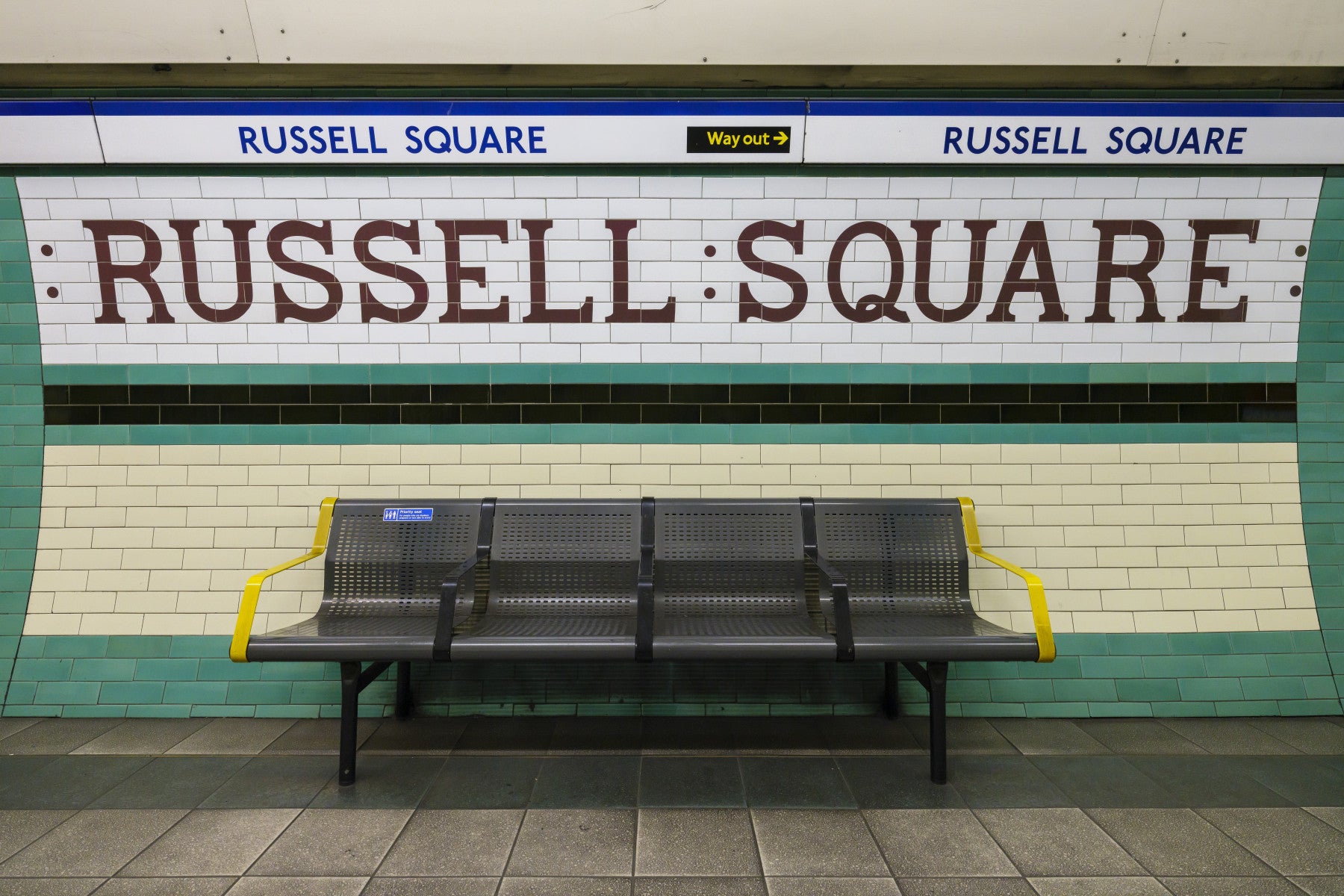 Veggmaleri med London Underground Heritage T-banestasjonsskilt