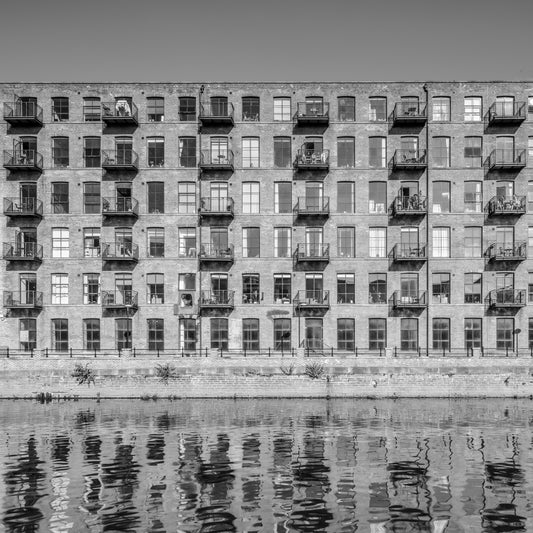 Murale da parete con facciata in mattoni stile loft industriale sul lungofiume