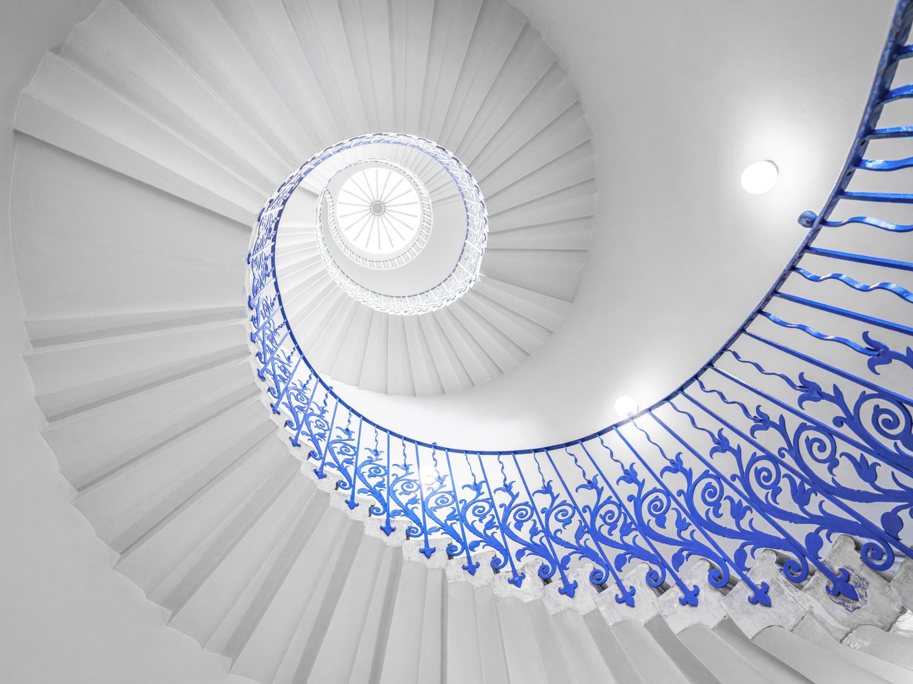 Vægmaleri med arkitektonisk detalje af koboltblåt spiraltrappe