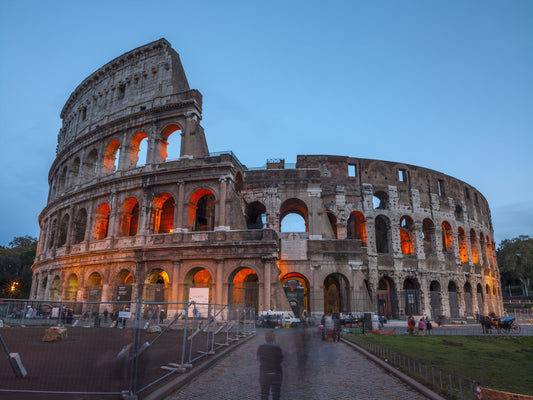 Papel de Parede Mural de Paisagem ao Anoitecer com Monumento Romano Antigo
