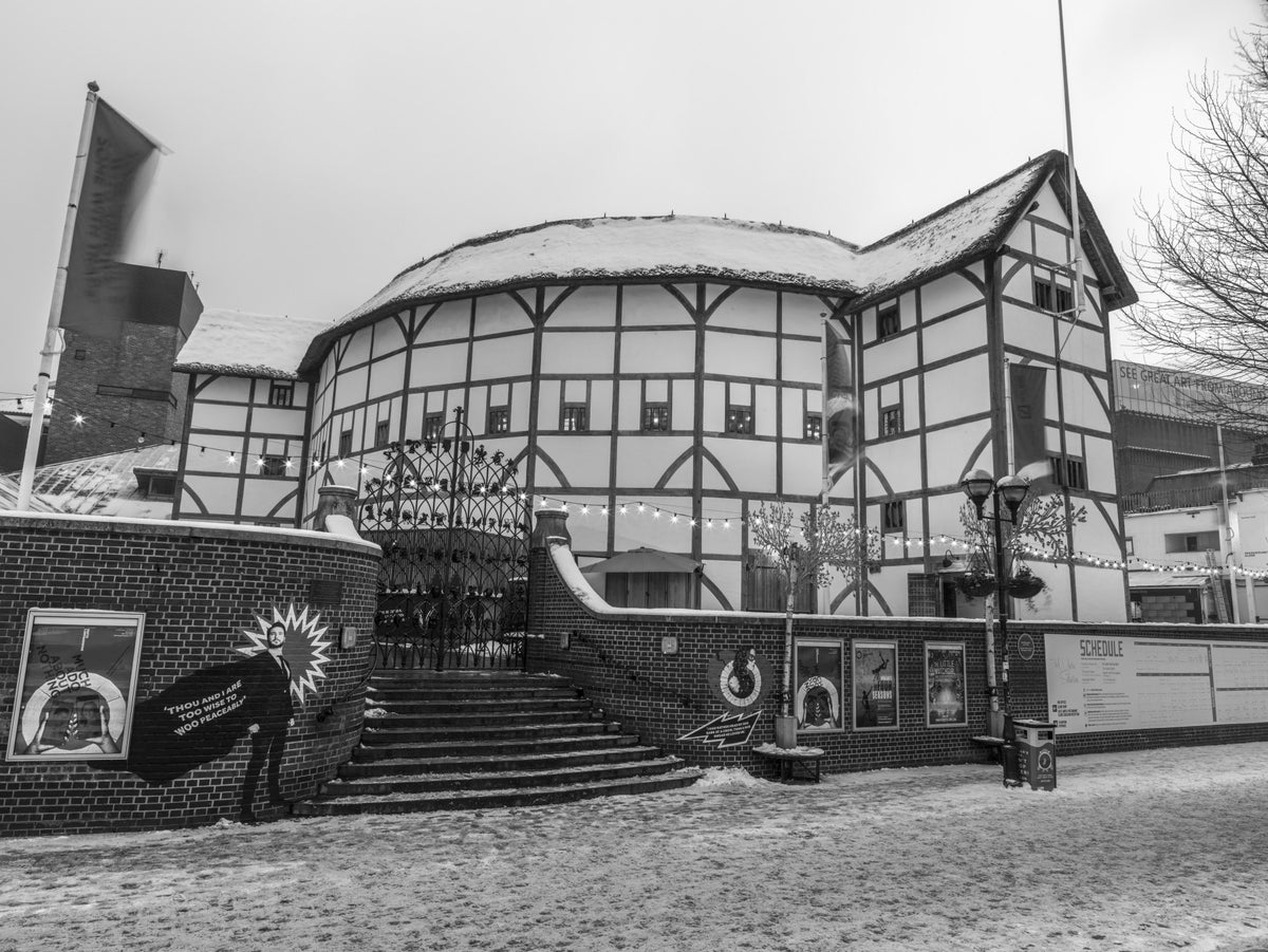 Klassisk Tudor-arkitektur i vinter veggmaleri