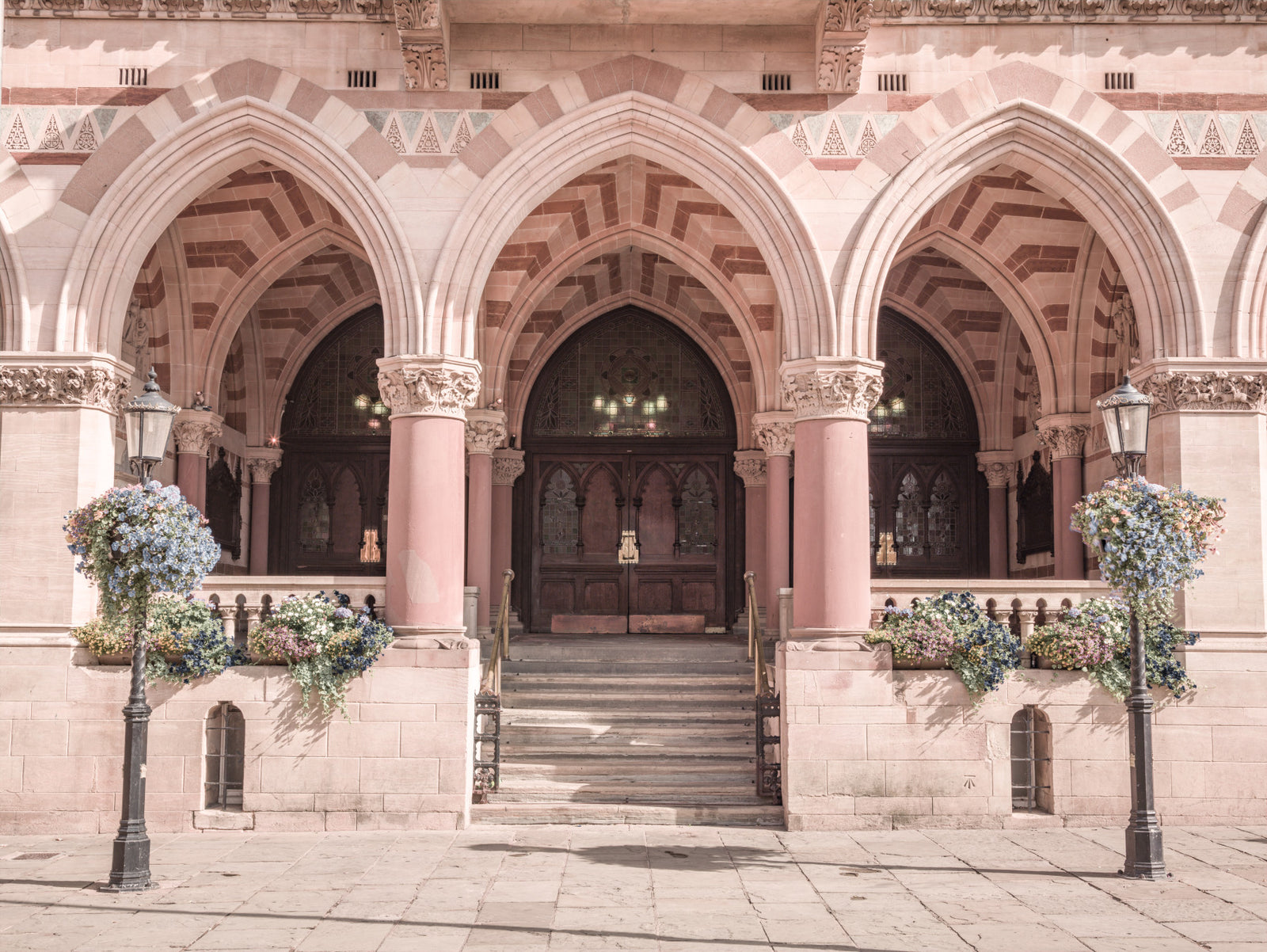 Ornamentale historische Steinfassaden-Wandtapete
