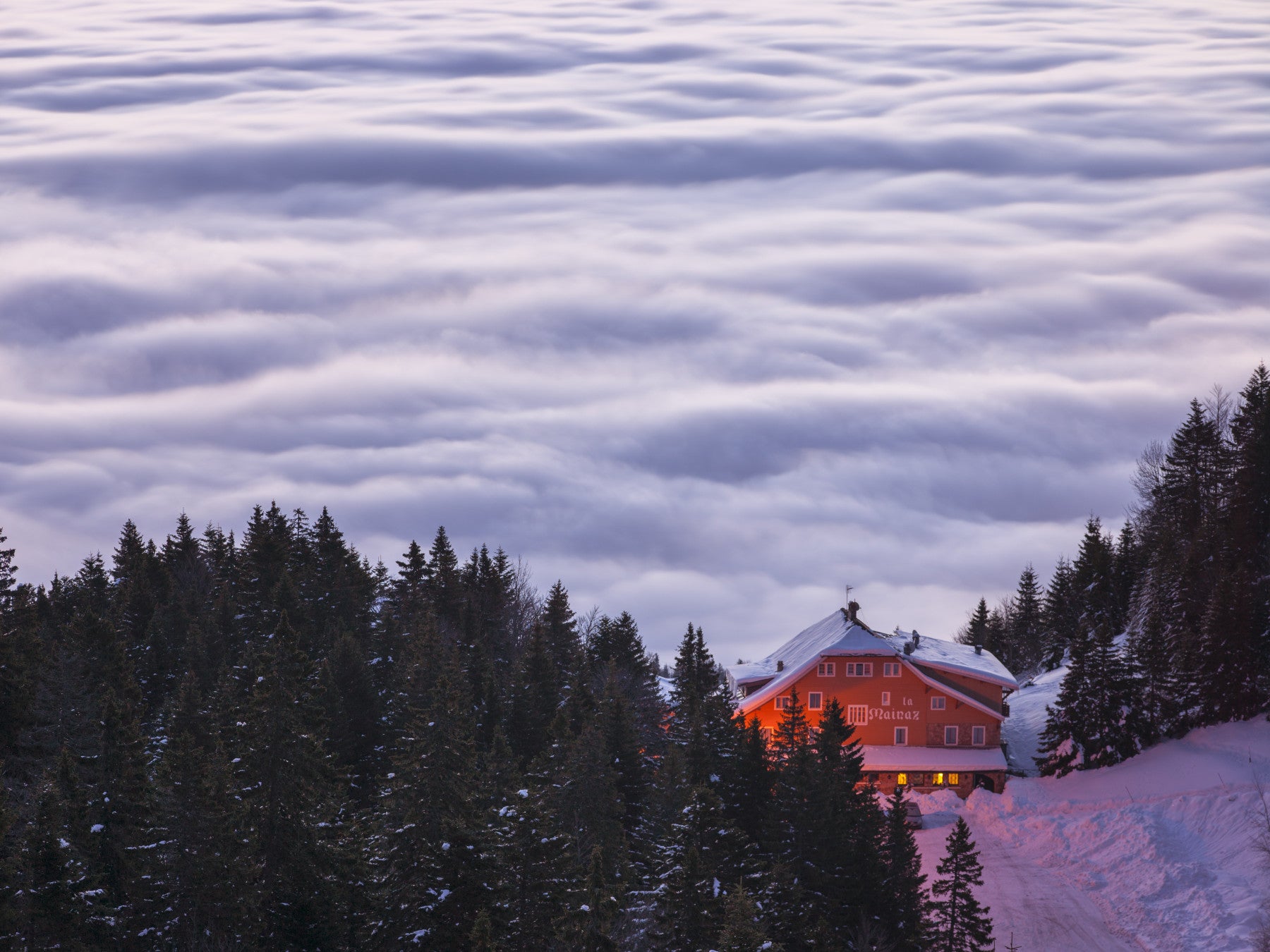 Alpine-Chalet über den Wolken – Tapete