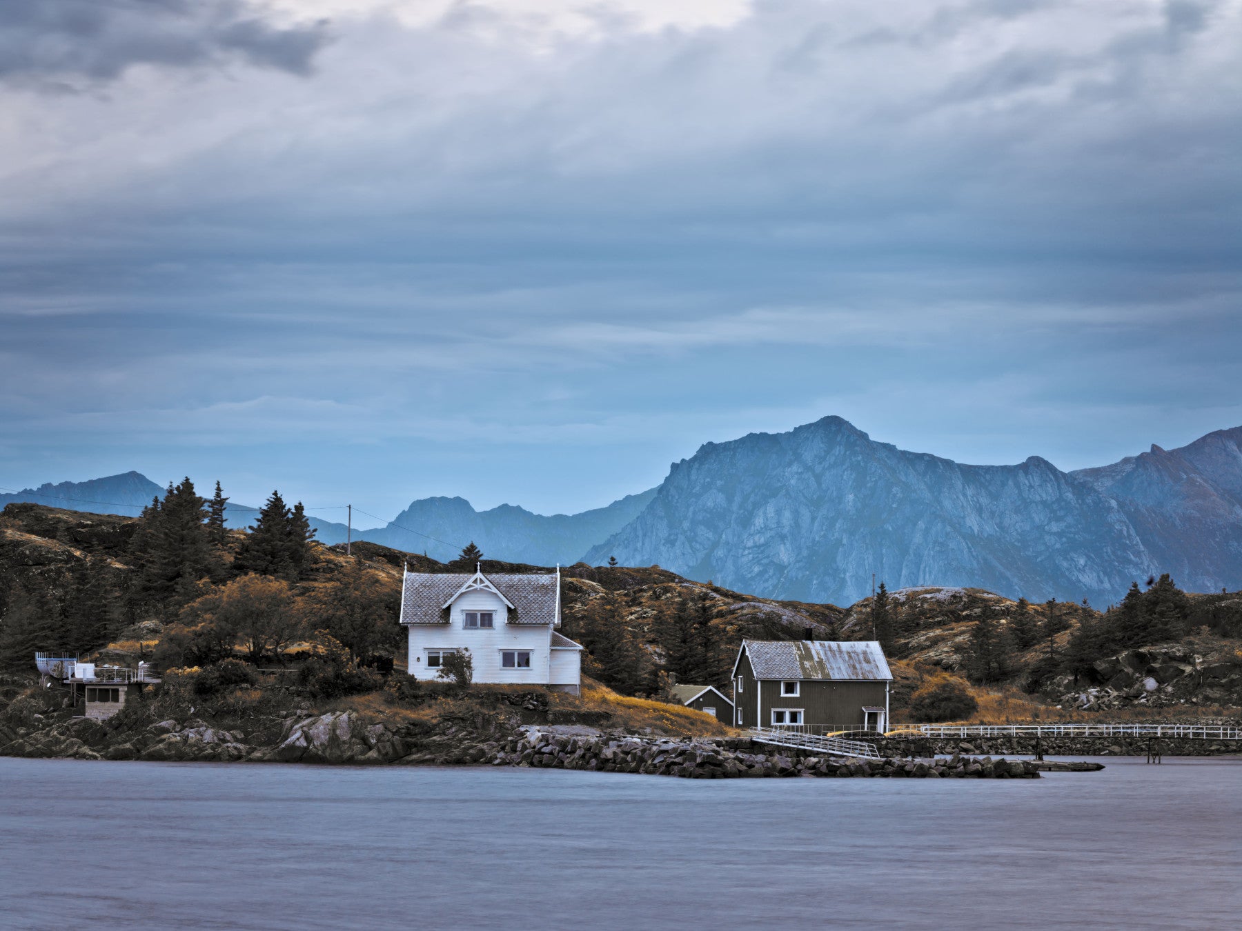 Scandinavisch bergfjordparadijs behang