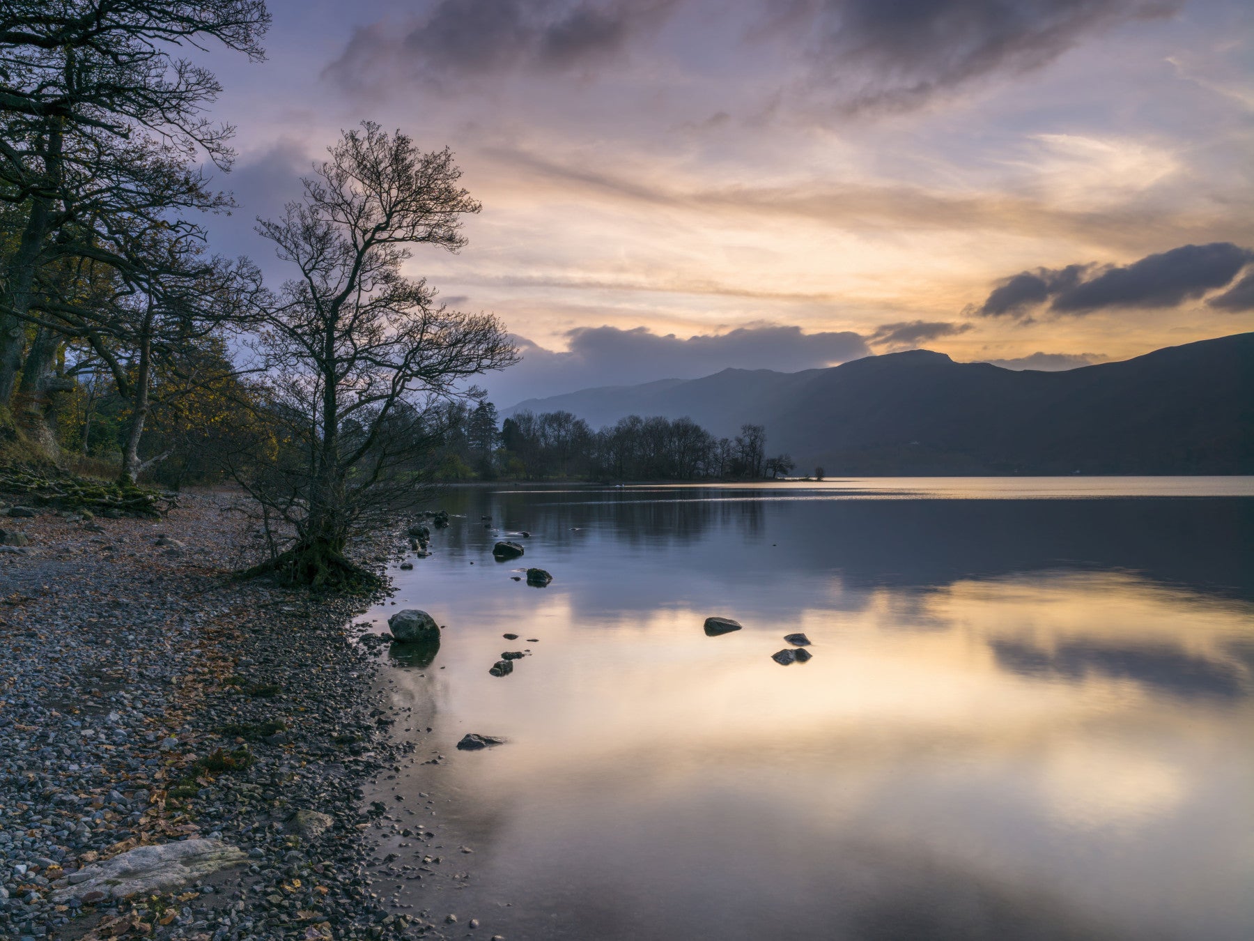 Tapete „Dunstiger See – Sonnenuntergang am Horizont“