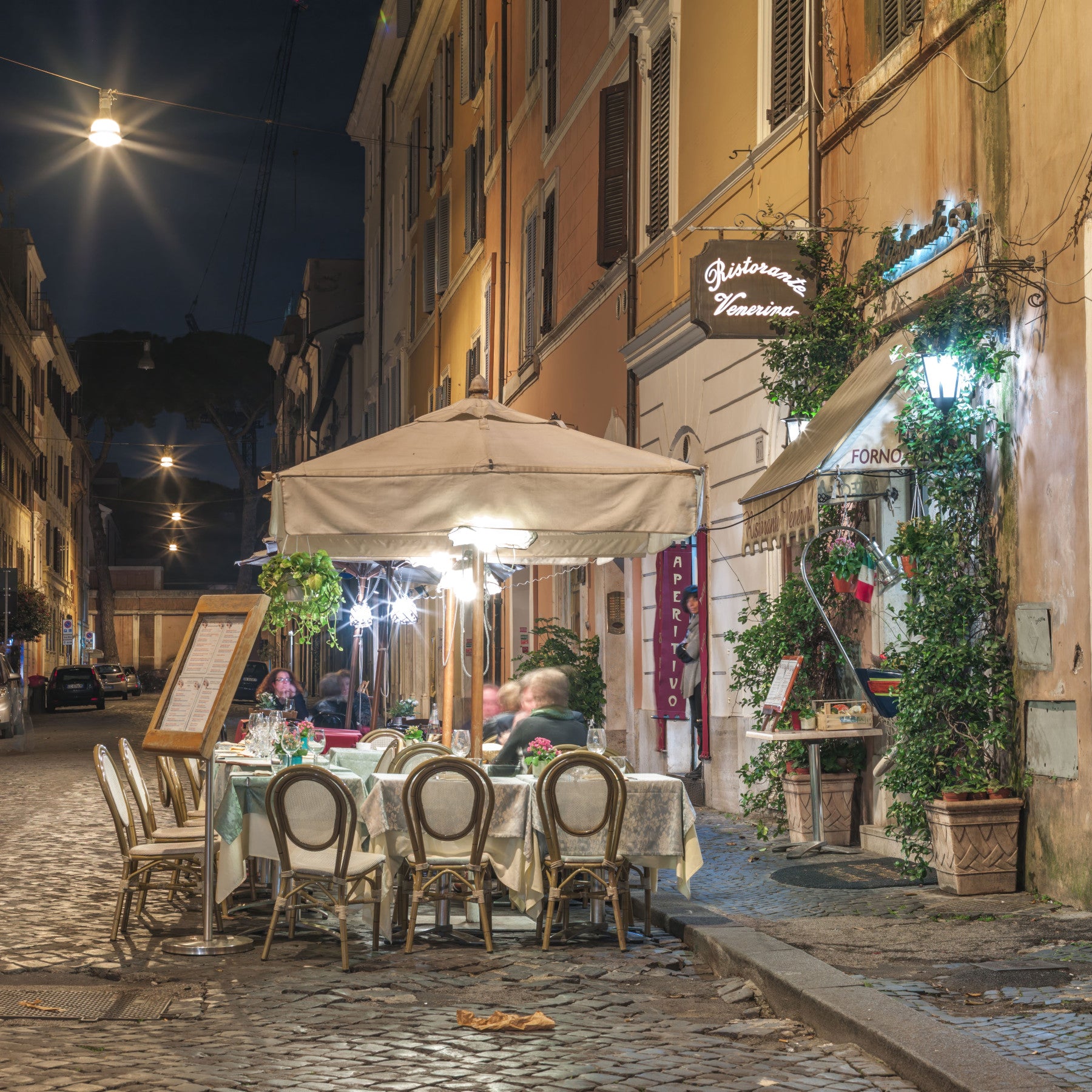 Fototapeta ścienna „Europejskie wieczorne bistro przy brukowanej uliczce”