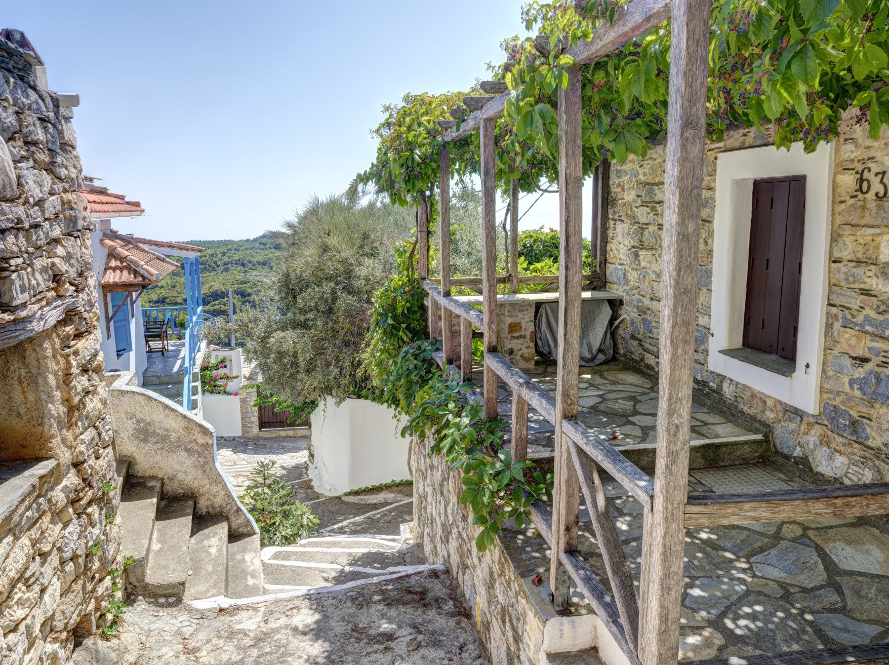 Murale da parete “Rifugio rustico sulle colline con pergola”