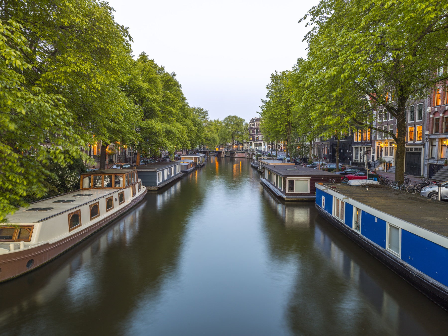 Vægmaleri med spejling af Amsterdams flodbredder