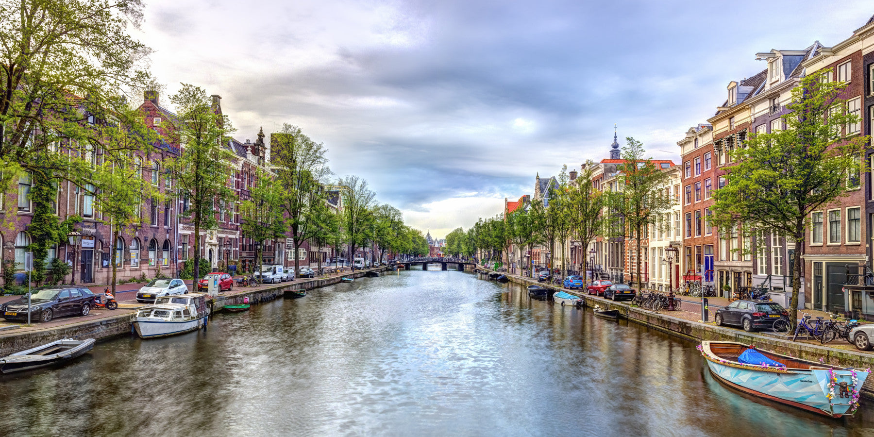 Murale da parete raffigurante uno storico edificio olandese lungo un canale