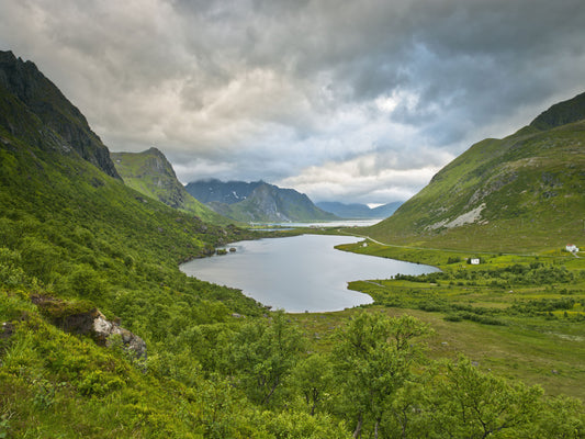 Papier peint panoramique mural « Lac alpin et horizon de la vallée »