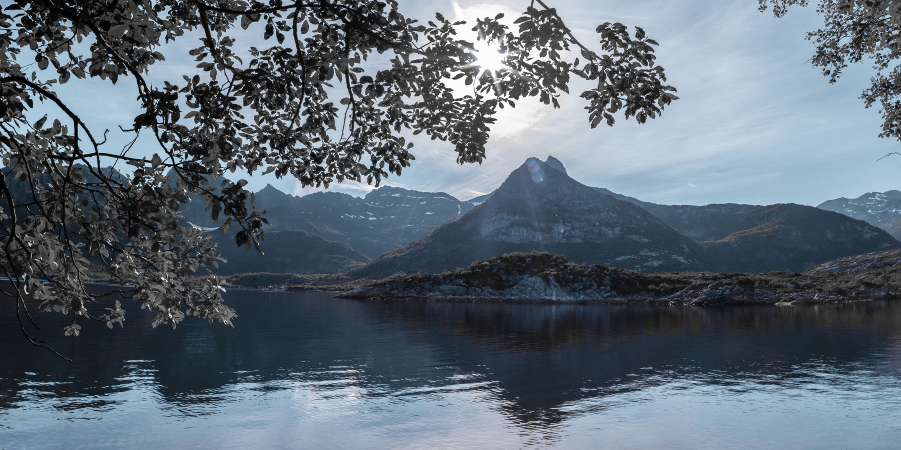 Arktische, sonnenbeschienene alpine Reflexion – Wandbild