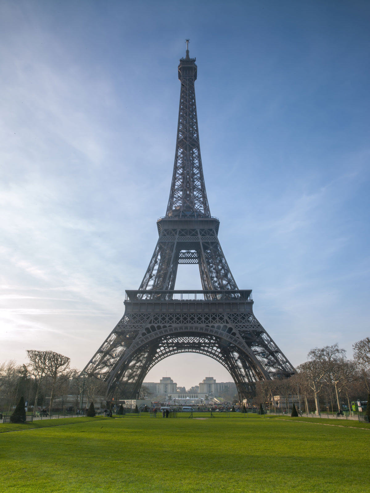 Ikoniskt parisiskt landmärke – väggmålning med järngallerverk in your room