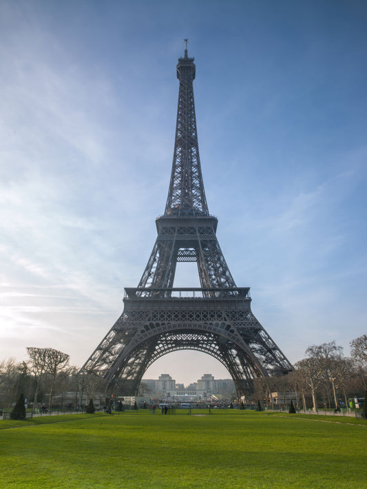 パリを象徴するランドマークの鉄格子壁画