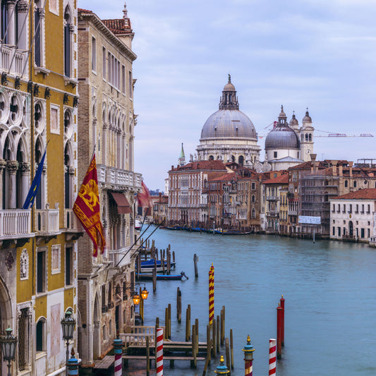 Fresque murale représentant une scène historique d’une voie navigable italienne