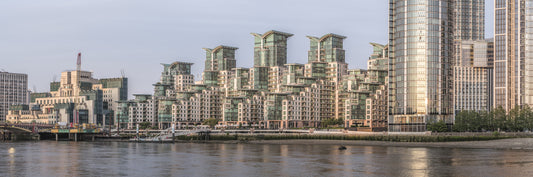 Stedelijke waterkant met panoramisch uitzicht wandmuurschildering